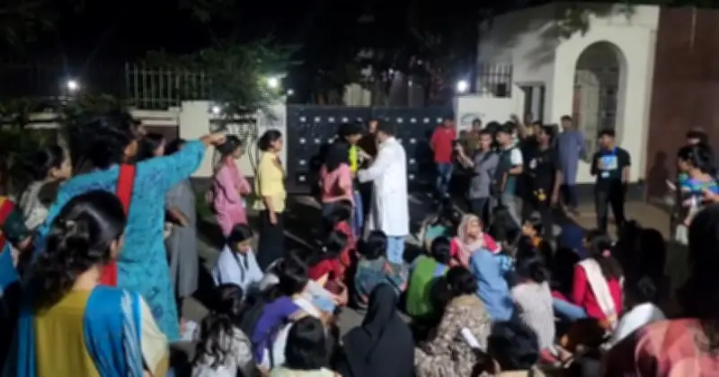 জাবি শিক্ষার্থীদের আল্টিমেটাম, প্রক্টর অফিস তালাবদ্ধ