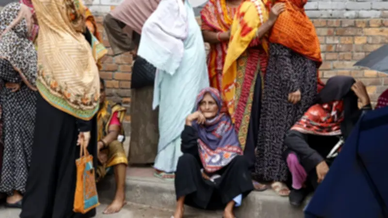 পাঁচ ঘণ্টা লাইনে দাঁড়িয়ে টিসিবির পণ্য হাতে পেলেন রাবেয়া খাতুন