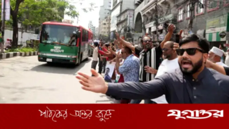প্রধানমন্ত্রীকে সড়কে দাঁড়িয়ে অভ্যর্থনা প্রতিমন্ত্রী ইশরাকের