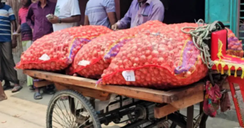 রাজবাড়ীর হাটে ধলতা প্রথায় কৃষকদের প্রতি মণে ২ কেজি বেশি দিতে হচ্ছে