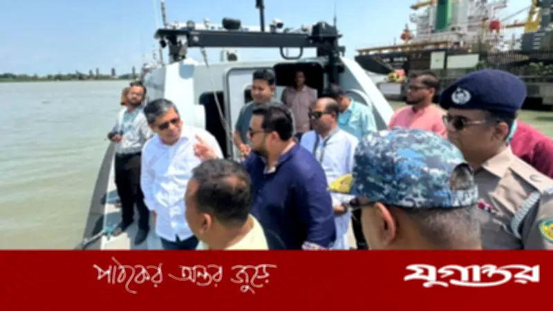 কর্ণফুলী নদীর নাব্যতা রক্ষায় ড্রেজিং কার্যক্রম পরিদর্শন করলেন তিন প্রতিমন্ত্রী