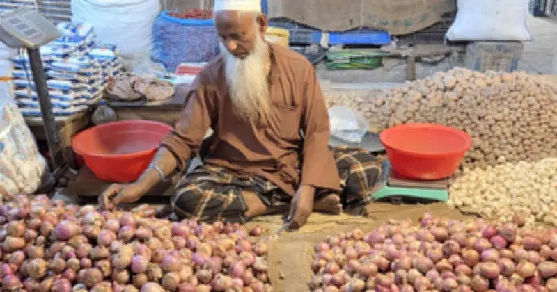 হিলিতে পেঁয়াজের দাম আবারও অস্থিতিশীল, কেজিতে বেড়েছে ১২-১৫ টাকা