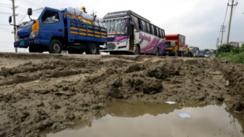 বেহাল মহাসড়কে যানজট ও দুর্ঘটনার আশঙ্কা বেড়েছে