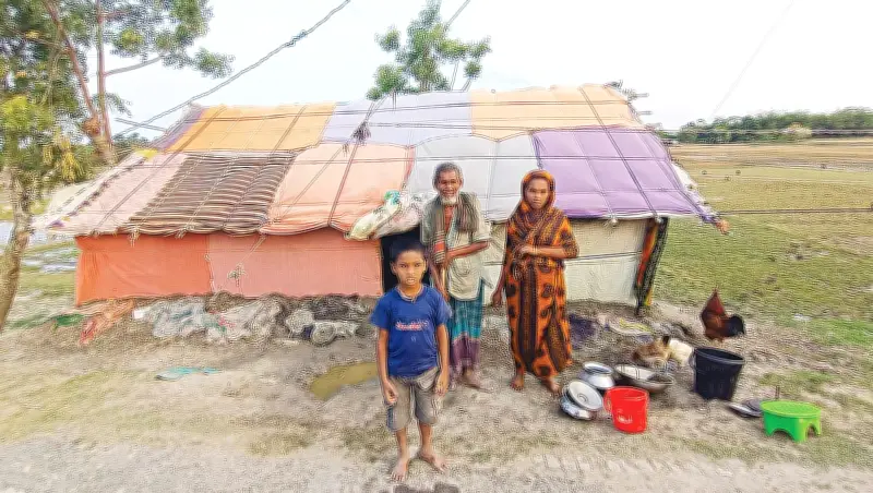 পুরোনো কম্বলের ঝুপড়িতে মানবেতর জীবন কয়রায়
