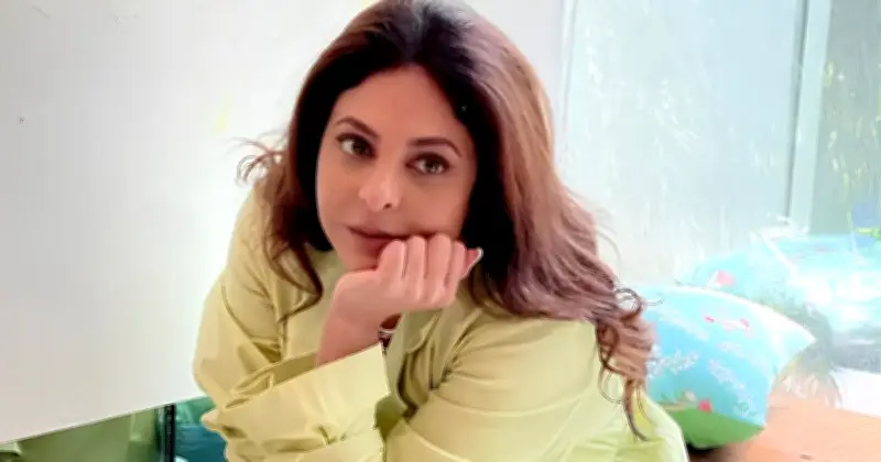 শেফালি শাহের পরামর্শ: তাড়াহুড়ো করে বিয়ে নয়, কুকুর পোষা ভালো