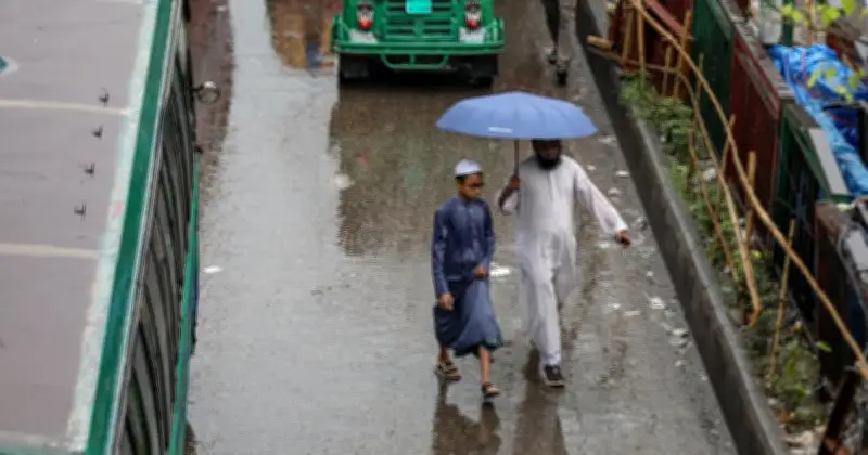 রাজধানীতে ভারী বৃষ্টি, অফিসগামী ও শিক্ষার্থীদের দুর্ভোগ