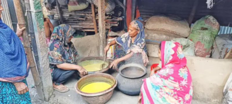 পাবনায় কাসুন্দি তৈরি ও বিক্রি করে স্বাবলম্বী হচ্ছেন নারীরা
