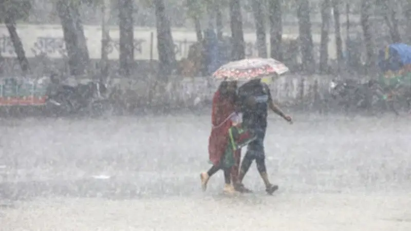 সাতসকালে ঢাকাসহ ১৩ অঞ্চলে বজ্রবৃষ্টির সতর্কতা, ঈদযাত্রায় শেষ দিনের ট্রেনের টিকিট বিক্রি আজ