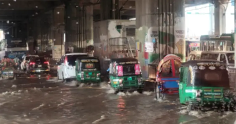 টানা তাপপ্রবাহের পর ঢাকায় বৃষ্টি, শুরু জলাবদ্ধতা ও দুর্ভোগ