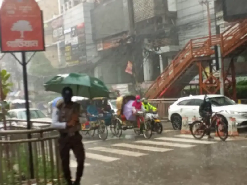 রাজধানীতে সকালে ভারী বৃষ্টি, চরম দুর্ভোগে নগরবাসী