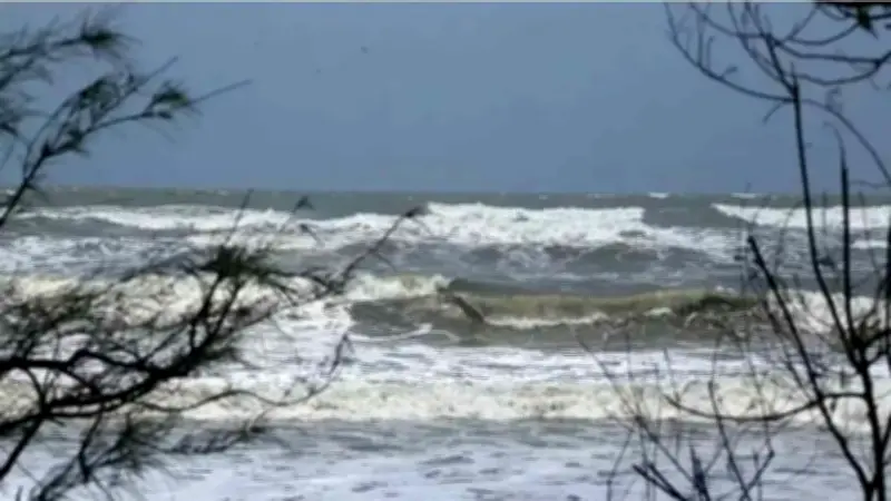 আগামী ৫ দিন ঝড়-বৃষ্টির শঙ্কা, ঢাকাসহ ১৩ অঞ্চলে সতর্কতা