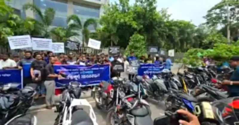 মোটরসাইকেলে অগ্রিম আয়কর প্রত্যাহারের দাবিতে এনবিআর-এ মানববন্ধন