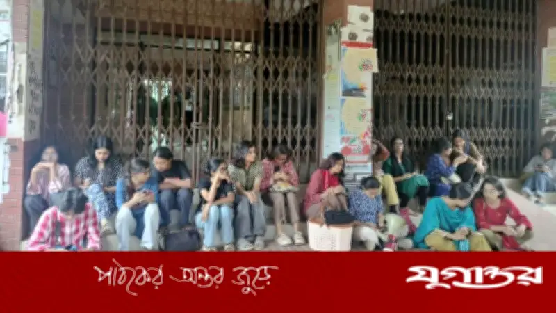 প্রক্টর অফিসের পর জাবি প্রশাসনিক ভবনেও তালা শিক্ষার্থীদের