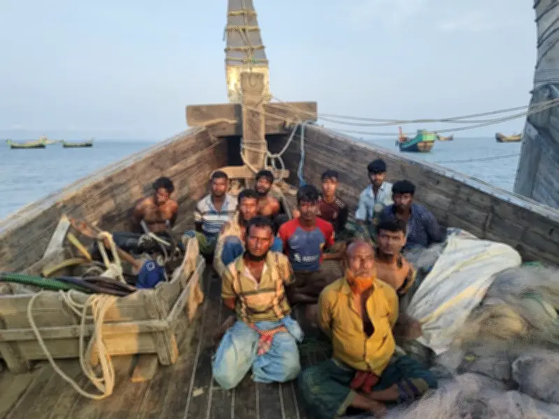 সেন্ট মার্টিনে ২৪০০ বস্তা সিমেন্টসহ ৩ নৌযান জব্দ, গ্রেপ্তার ৩৩