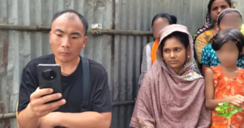 ফুলবাড়ীতে চীনা জামাইকে দেখতে মানুষের ভিড়