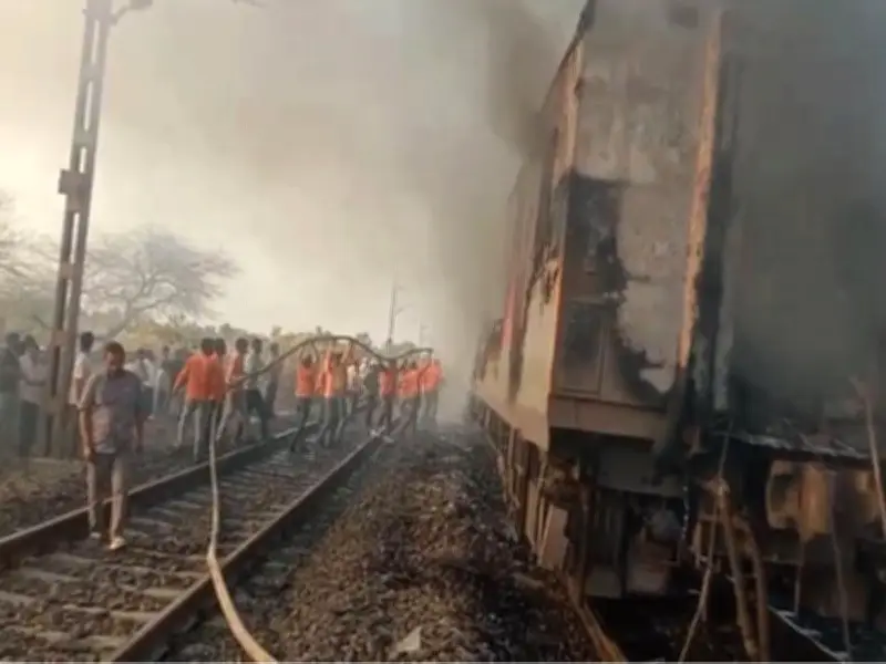 ভারতে রাজধানী এক্সপ্রেসে আগুন, কেউ হতাহত নেই