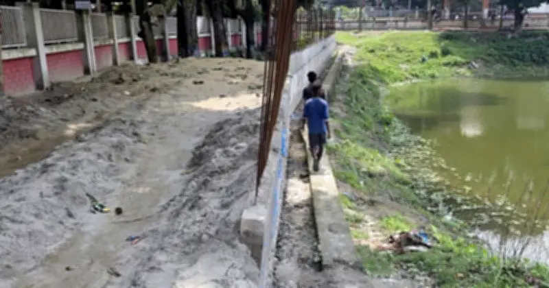 ধুনটে গাইডওয়াল হেলে পড়ায় গুণগত মান নিয়ে প্রশ্ন