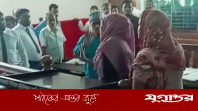 আদালতে দুই আইনজীবীর জুতা নিক্ষেপ, শোকজ জারি