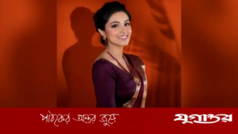 মেরুন শাড়িতে মুগ্ধতা ছড়ালেন তাসনিয়া ফারিণ