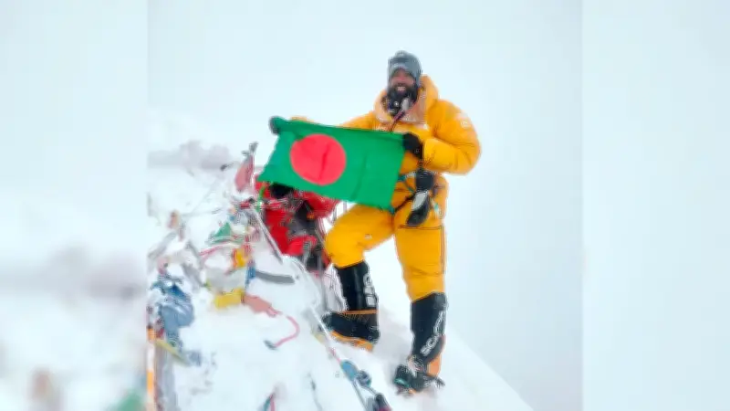 মাউন্ট মাকালু জয় করে বাবর আলীর চোখে অশ্রু, বন্ধুর মৃত্যুর স্মৃতি