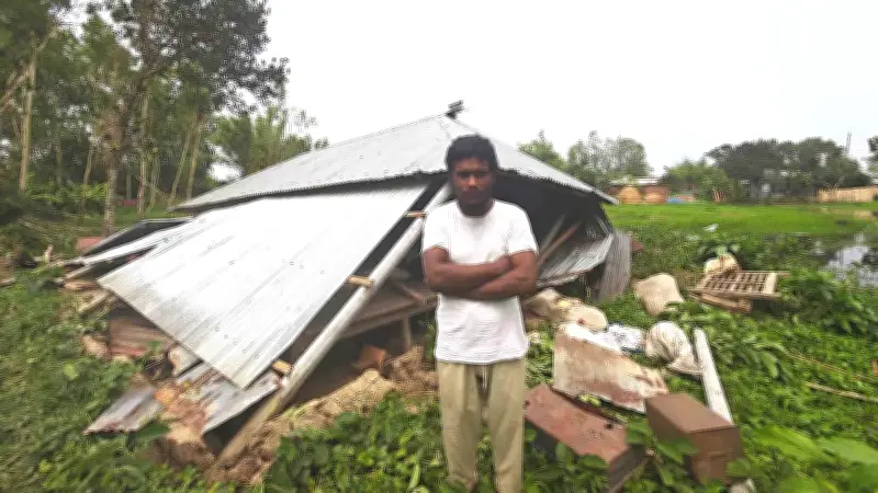 কালবৈশাখীর তাণ্ডবে নাটোরে ৪০ পরিবার খোলা আকাশের নিচে