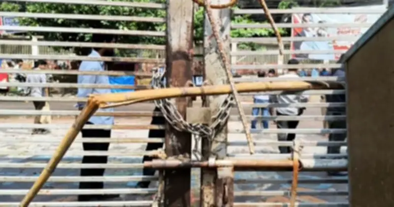 ডুয়েটে পঞ্চম দিনের আন্দোলন, মূল ফটকে তালা
