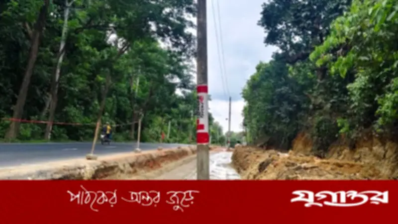 লোহাগাড়ায় রাস্তার মাঝে বৈদ্যুতিক খুঁটি রেখেই চলছে চার লেনের নির্মাণ কাজ