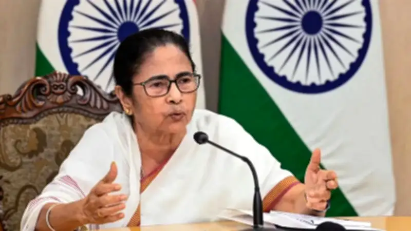নেতা-কর্মীদের ঘুরে দাঁড়ানোর ডাক মমতার, দেশে ফিরলেন রাষ্ট্রপতি