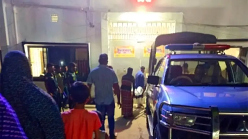 পীর হত্যায় গ্রেপ্তার ভীতি: স্কুলছাত্রের আত্মহত্যা, জেলগেটে জানাজা