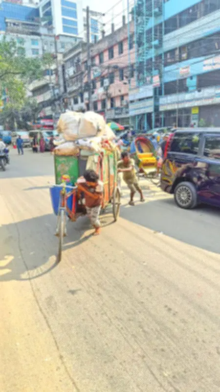 বাসাবাড়ির ময়লা সংগ্রহে কর্মীদের ন্যূনতম মজুরি, ব্যবসায়ীদের কোটি কোটি টাকা