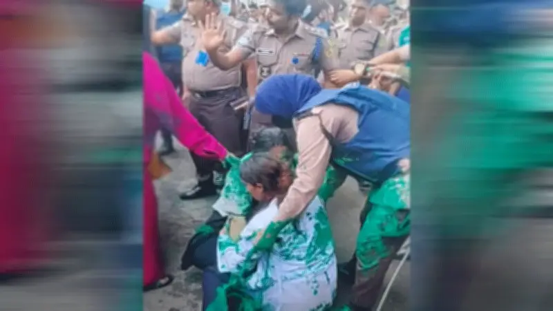 চট্টগ্রামে গ্রাফিতি আঁকাকে কেন্দ্র করে পুলিশের সঙ্গে তরুণদের ধস্তাধস্তি