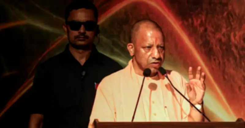 যোগী আদিত্যনাথের কড়া বার্তা: রাস্তায় নামাজ নয়, আইন সবার জন্য সমান