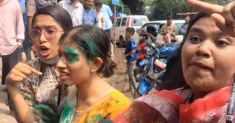 চট্টগ্রামে গ্রাফিতি আঁকতে গিয়ে শিক্ষার্থীদের সঙ্গে পুলিশের ধস্তাধস্তি, আটক ৩