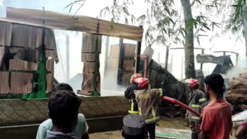 শেরপুরে জমি বিরোধে সংঘর্ষে নিহত ১, আহত ১৫, ইউপি সদস্যের বাড়িতে আগুন