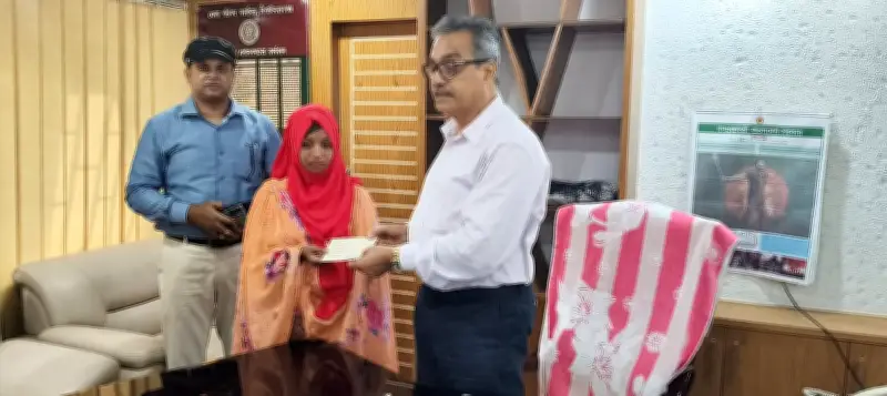 হামে আক্রান্ত শিশুর চিকিৎসায় জেলা পরিষদের ২০ হাজার টাকা সহায়তা