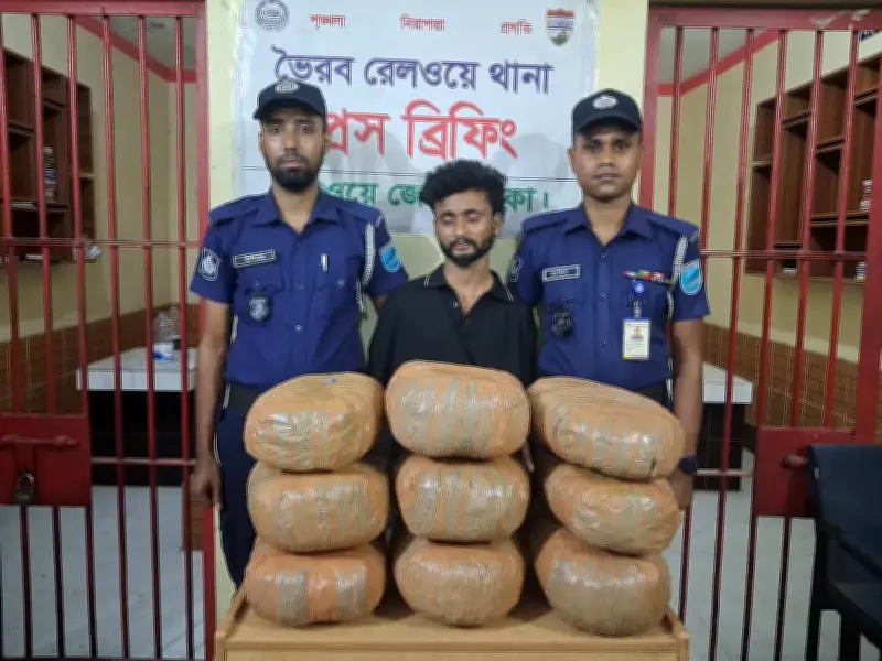 পারাবত এক্সপ্রেসে ১৮ কেজি গাঁজাসহ গ্রেপ্তার তোফাজ্জল ওরফে আমির