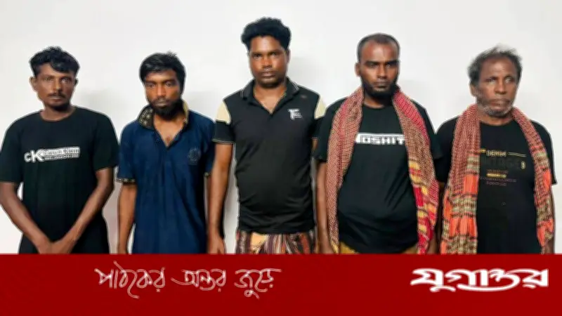 সুন্দরবনে দস্যু সুমন বাহিনীর আত্মসমর্পণ, অস্ত্র জমা