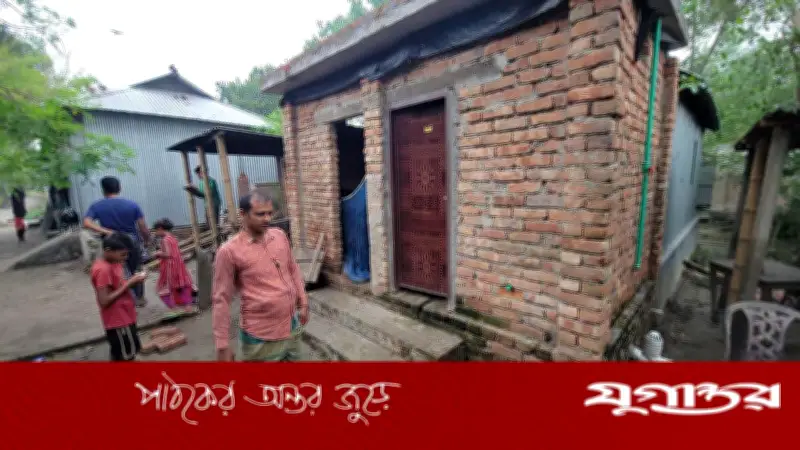 রাস্তার ইট তুলে বাথরুম নির্মাণের অভিযোগ ইউপি সদস্যের বিরুদ্ধে