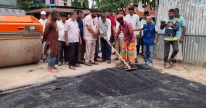 ঠাকুরগাঁওয়ে বোর্ডহাটে কংক্রিট রাস্তা মেরামতের কাজ শুরু