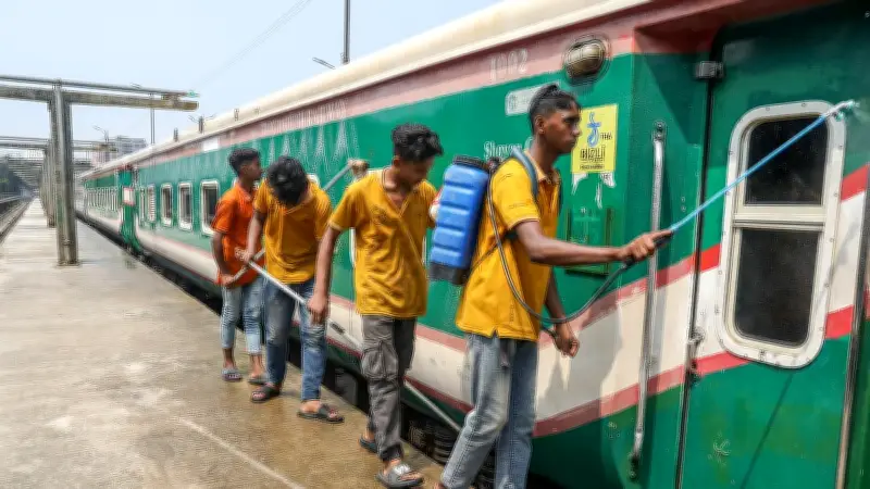 ছবিতে ট্রেন পরিষ্কার ও রক্ষণাবেক্ষণের নানা ধাপ