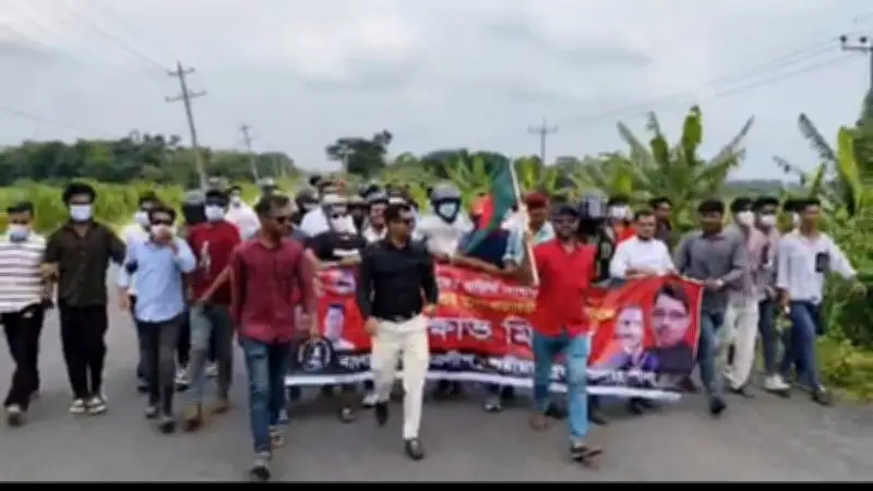 শরীয়তপুরে নিষিদ্ধ ছাত্রলীগ ও ফরিদপুরে যুবলীগের ঝটিকা মিছিল