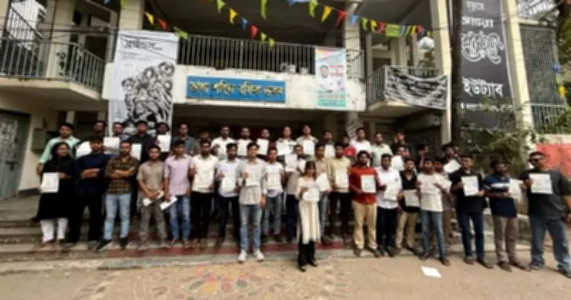 জবি ক্যাম্পাসে লিফলেট বিতরণ করল ছাত্রদল