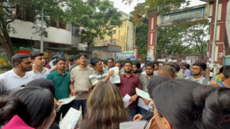 জবি ক্যাম্পাসে জুলাই সনদের পক্ষে ছাত্রদলের লিফলেট বিতরণ