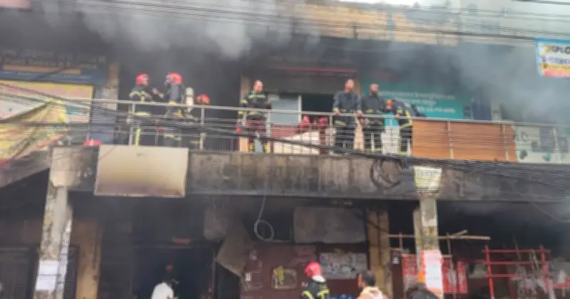 বিজয় সরণির মার্কেটে ভয়াবহ আগুন, ১০ ইউনিট কাজ করছে