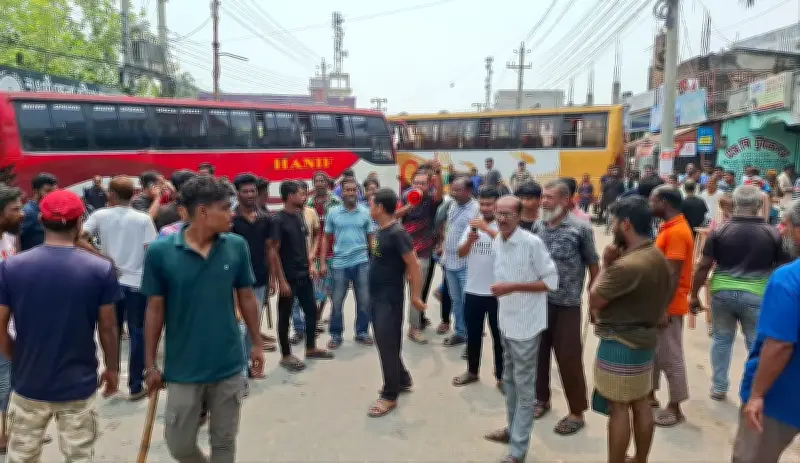 নওগাঁয় বাস কাউন্টারে হামলা: দূরপাল্লার বাস চলাচল বন্ধ, যাত্রীরা দুর্ভোগে