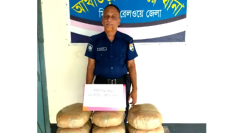 ট্রেনের ছাদে লুকানো ব্যাগে গাঁজা, সন্ধ্যায় ঝড়ের শঙ্কা