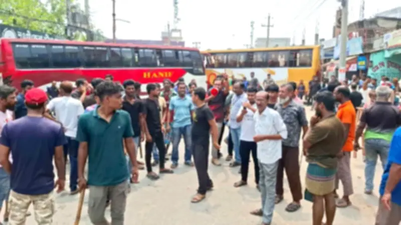 চালককে মারধর, নওগাঁ থেকে দূরপাল্লার বাস চলাচল বন্ধ