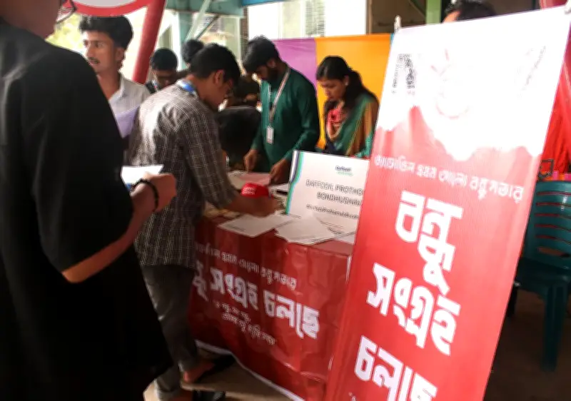 ড্যাফোডিল বন্ধুসভার বুথে নবীনদের আগ্রহ ও কৌতূহল চোখে পড়ার মতো