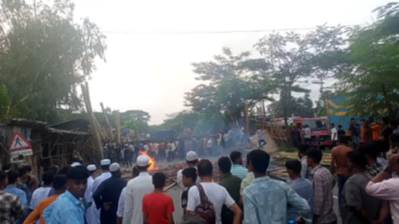 কাভার্ড ভ্যানের ধাক্কায় দুই শিক্ষার্থী আহত, ঢাকা-চট্টগ্রাম মহাসড়ক অবরোধ
