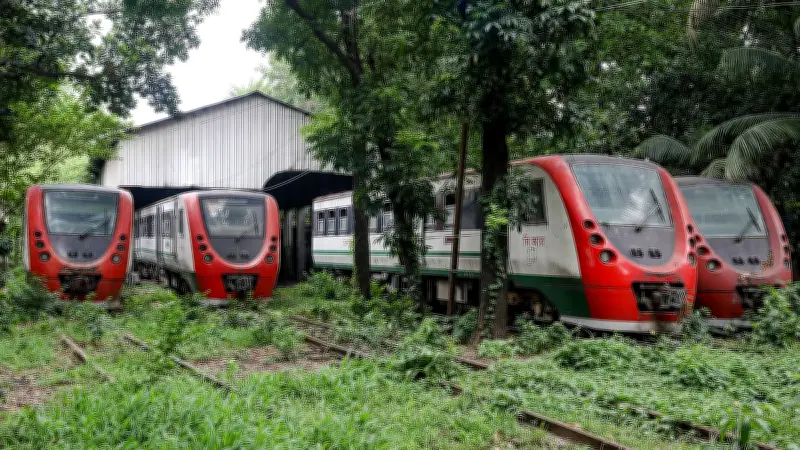 অযত্নে পড়ে থাকা ডেমু ট্রেনের করুণ অবস্থা